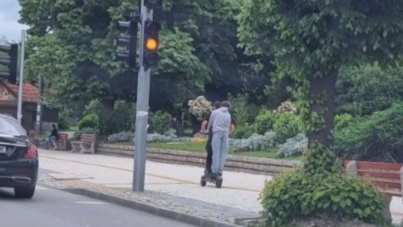 Младежи пренебрегват забраната за тротинетки в Карлово