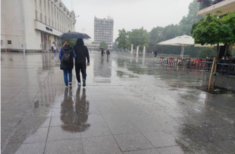 Предимно облачна и дъждовна събота в Пловдив, захладнява