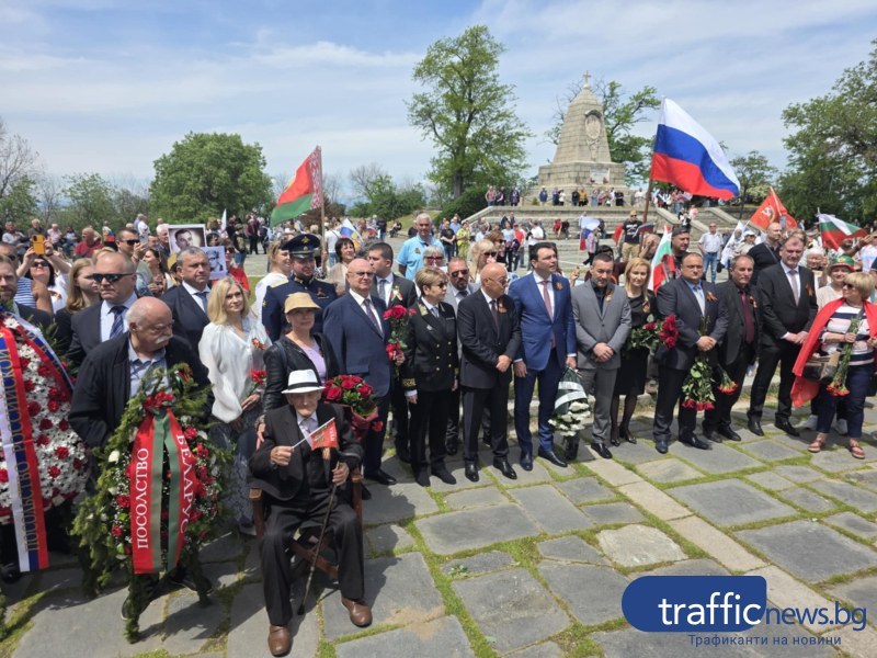 С руски знамена и портрети пловдивчани отбелязаха 80 години от победата