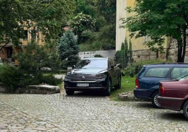 Пловдивчанин заряза колата си върху историческо наследство на над 2000 години
