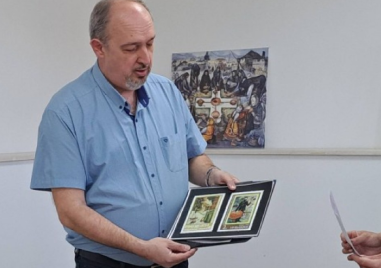 Преподавател дари пощенски марки с репродукции на Златю Бояджиев на родната му къща