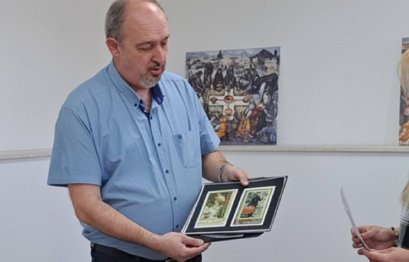 Преподавател дари пощенски марки с репродукции на Златю Бояджиев на родната му къща