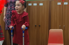 Малката Йована има нужда от помощ, за да може да ходи и да има нормален живот