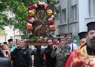 Преполовение празнуваме днес, изнасят чудотворната икона в Асеновград