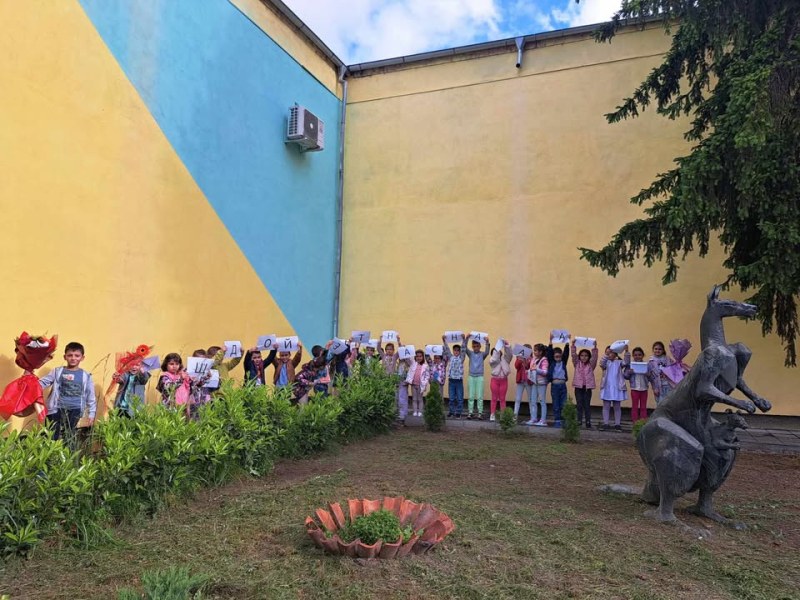 Трогателен жест от деца и родители от Монтесори група „Слънце“ към учителките в Карлово
