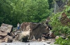 Паднали скали блокираха част от важен път в Родопите