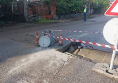 Пропадна част от пътната настилка в Първенец