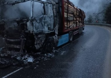 Пуснаха движението по пътя Смолян - Пловдив през Рожен, където се запали тир