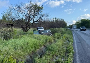 Тежка катастрофа стана край Песнопой, пожарникари от Карлово помогнаха