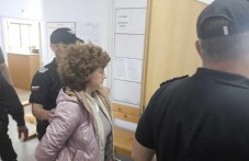 Под засилена охрана доведоха в съда д-р Златка Димчева, обвинена в източване на средства от НЗОК