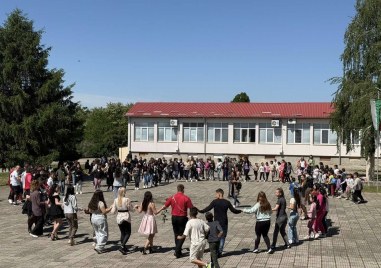 Изпратиха абитуриентите от двете брезовски училища с кръшни хора, цветя и много настроение
