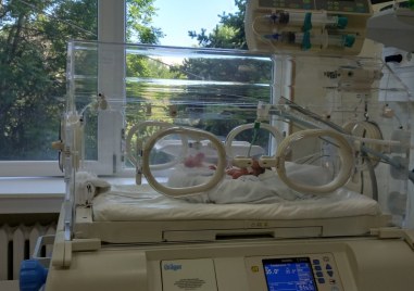Пловдивски лекари се борят за живота на бебе, родено 980 грама