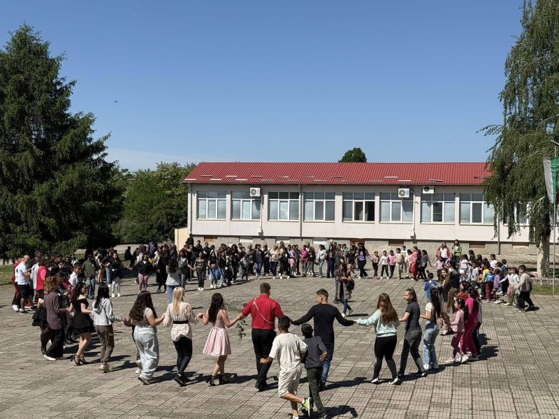 Изпратиха абитуриентите от двете брезовски училища с кръшни хора, цветя и много настроение