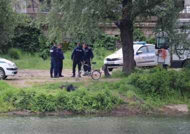 Труп изплува от водите на река Марица в Пловдив! Откриха го доброволци по почистване СНИМКИ
