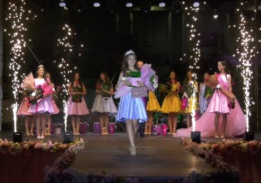 Избраха новата Царица на розата в Карлово