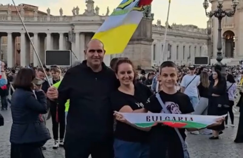Семейство от Раковски развя българското знаме в момента, в който бе избран новия папа