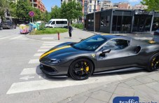 ferari-spria-bezobrazno-peshehodnapateka-824.jpg