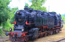 vlak-parniia-lokomotiv-baba-metsa-shte-838.jpg