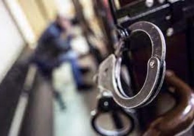Мъж хвърля пиратки от балкон в Кючука, жена - яйца по обществена сграда