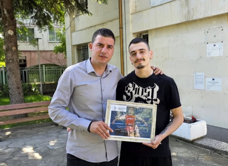 Шампиона в щангите Иван Димов връчи грамота за признателност на кмета на Сопот