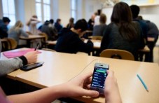 МОН предлага да се забранят телефоните в час