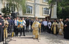Митрополит Николай: Спрете неуспешните експерименти с бъдещето на нашата нация