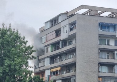 Апартамент избухна в пламъци в Кючука, 3 екипа пожарникари са на място (Обновена)