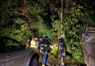 След силната буря в Хисаря: Улици под вода, дървета премазаха кола и заведение