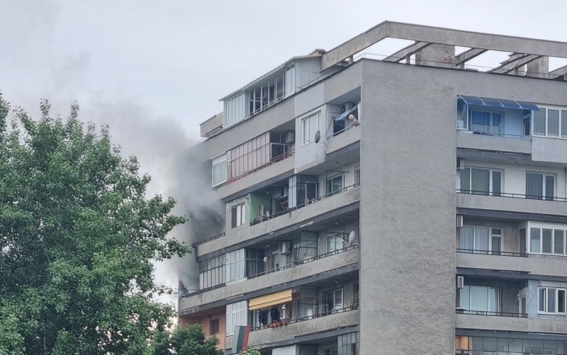Апартамент избухна в пламъци в Кючука, 3 екипа пожарникари са на място (Обновена)