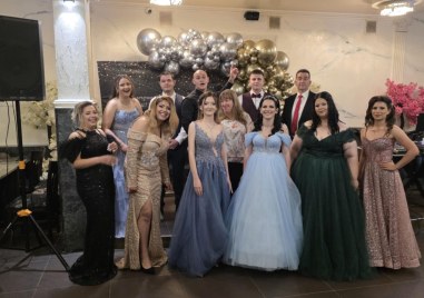 Изпратиха тържествено абитуриентите в Брезово