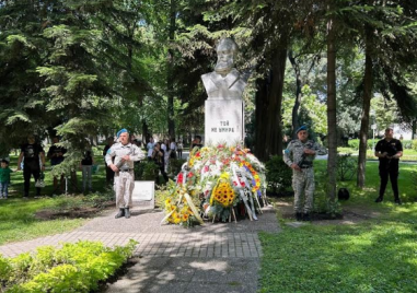 Пловдив почита Деня на Ботев с военен ритуал и поклонение