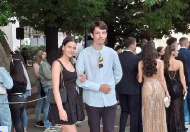 Момиче видя самотно момче на абитуриентско дефиле и застана до него