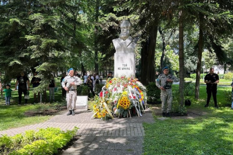 Пловдив почита Деня на Ботев с военен ритуал и поклонение
