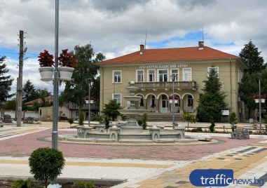 Брезово е с нов централен площад и сцена за събития СНИМКИ