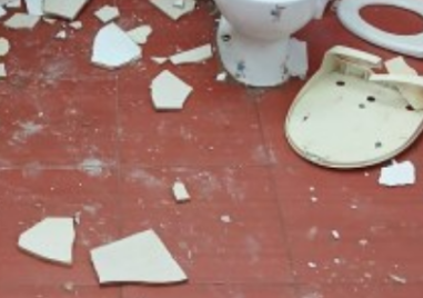 Вандали разбилиха обществената тоалетна в Градската градина