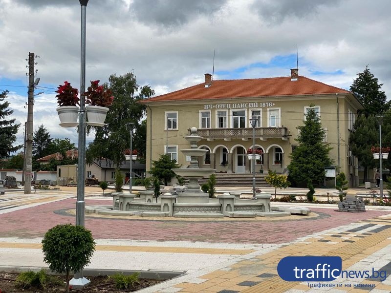 Брезово е с нов централен площад и сцена за събития СНИМКИ