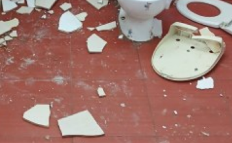 Вандали разбилиха обществената тоалетна в Градската градина