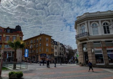 Предимно облачен петък в Пловдив, температурите леко падат, остава ветровито