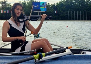 Цигуларка дойде с лодка на Европейското по гребане в Пловдив