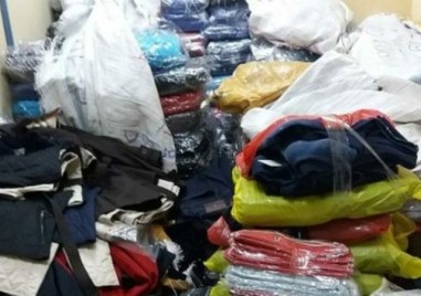 Дрехи ментета откри полицията на пазара в Асеновград, продавачката - задържана