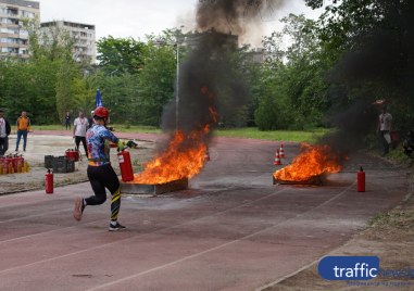 Двуметрови пламъци, маркучи и пожарникари в действие приковаха погледите на пловдивчани