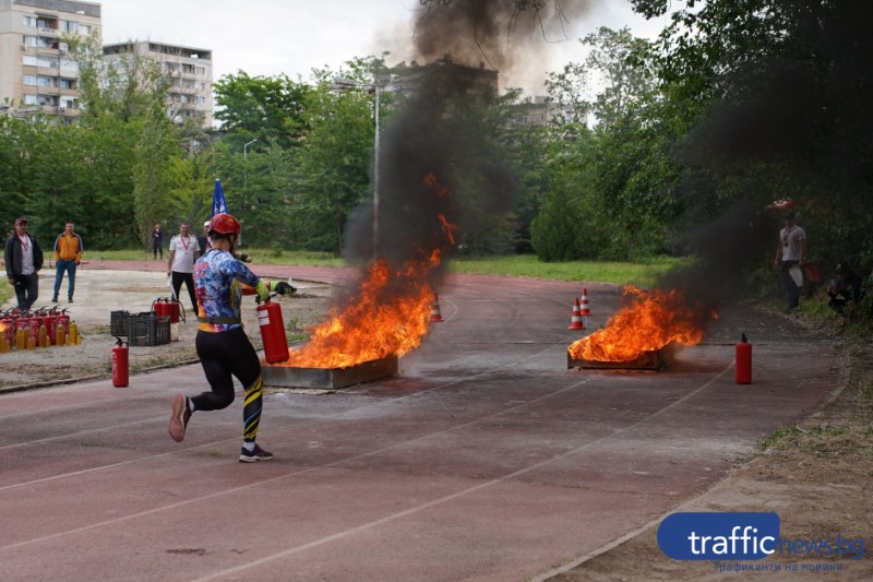 Двуметрови пламъци, маркучи и пожарникари в действие приковаха погледите на пловдивчани