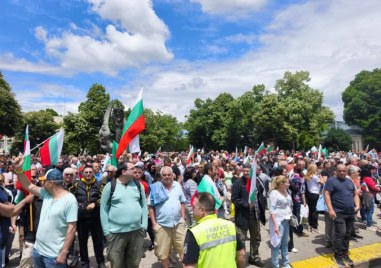 Автобуси докараха протестиращи срещу еврото в Пловдив, демонстранти блокираха движението