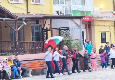 За 33-та година: Царацовци отбелязаха празника на селото с дълго право хоро, поведено от кмета