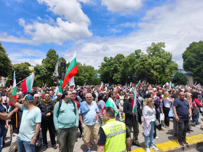 Автобуси докараха протестиращи срещу еврото в Пловдив, демонстранти блокираха движението