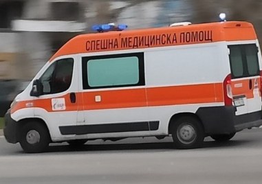 Кола на заден ход блъсна възрастна жена в Карлово