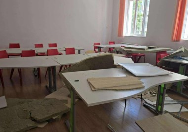 Част от окачен таван падна по време на час в пловдивско училище