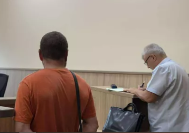 Прокурори конвоираха сами престъпник без белезници в пловдивския съд