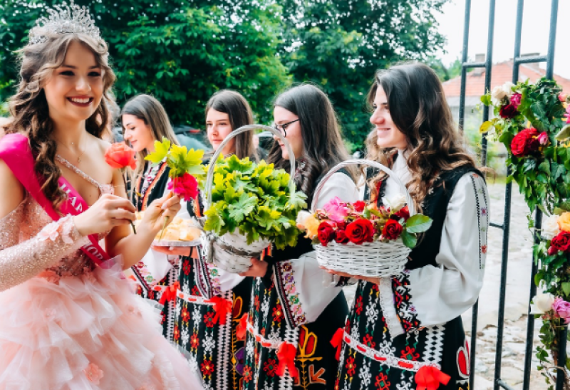 Карловското село Пролом кани на събор с Царицата на розата, много музика и танци Карловското село Пролом кани на събор с Царицата на розата, много музика и танци
