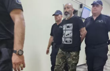 izpraviha-pred-sada-peio-toi-se-razplaka-264.png